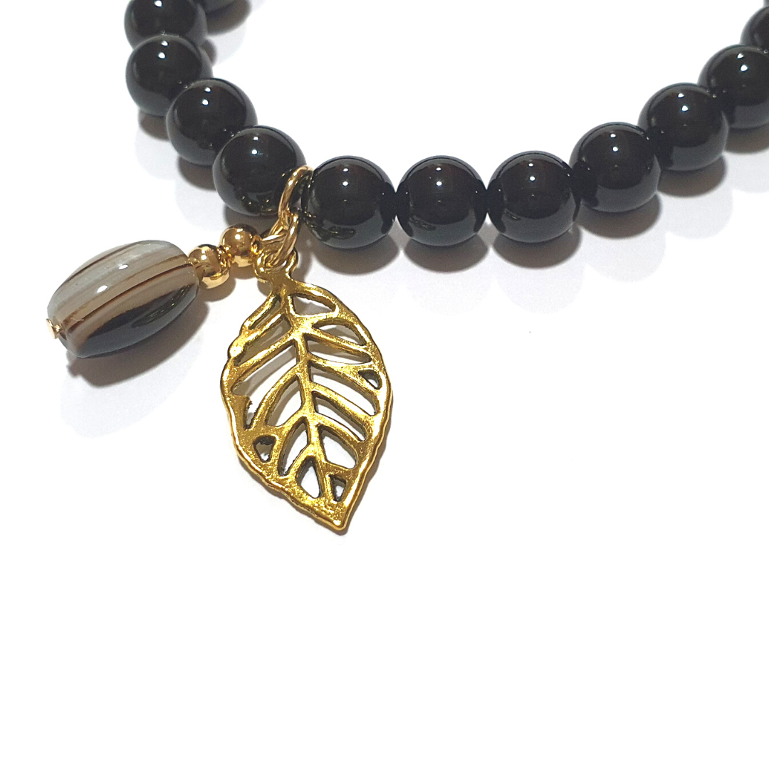 Onyx with agate accent